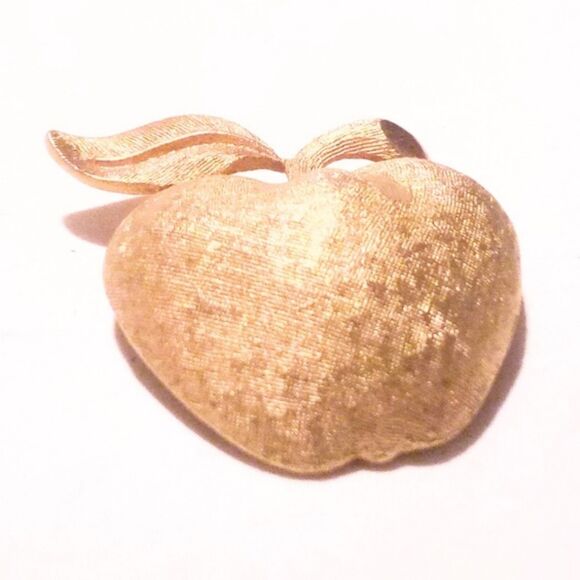 Vintage Coro Gold Tone Florentine Finished Apple Brooch - Picture 2 of 5